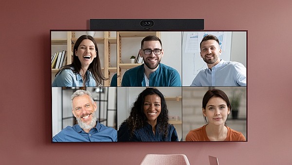 Blog artykuł miniatura Kiedy PTZ, a kiedy wideobar? Mikrofony, nagłośnienie i dobór AV do sal konferencyjnych