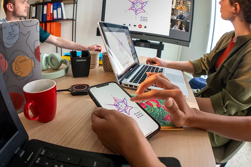 Barco ClickShare Laptop Telefon osby przy biurku