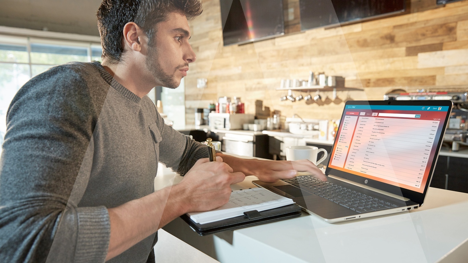 Pracownik przy laptopie w kuchni