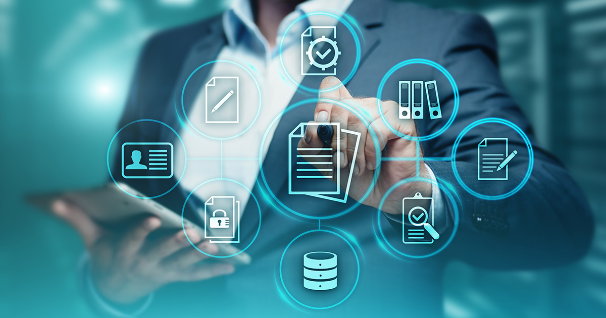 Kobieta z tabletem przed wirtualnym ekranem