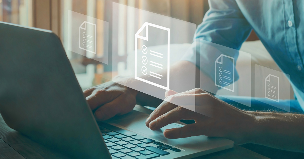 Osoba pisząca na laptopie