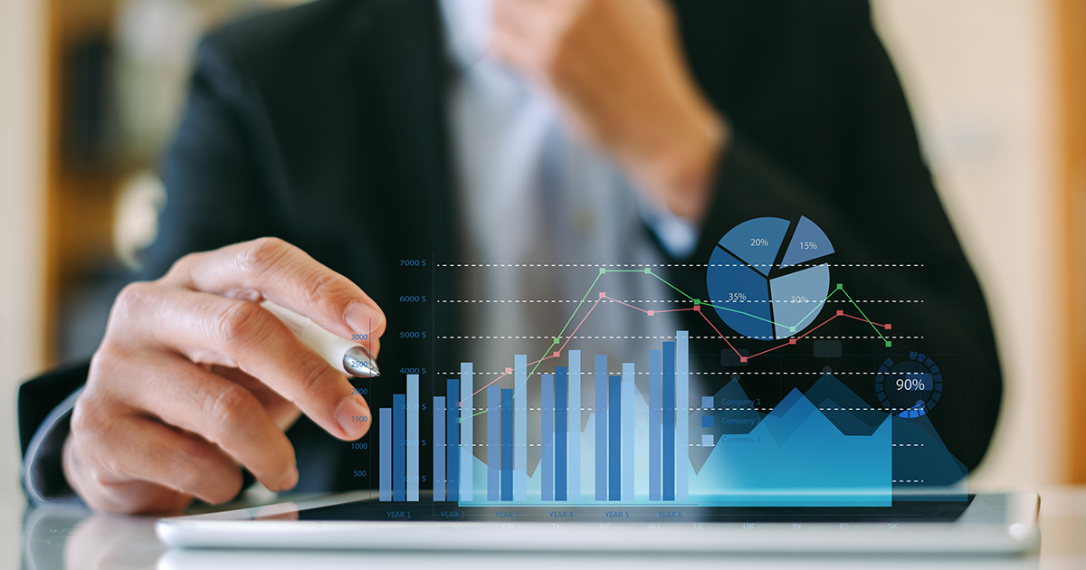Osoba i wykresy biznesowe