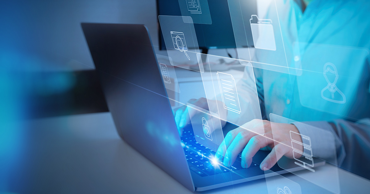 Osoba pisze na laptopie