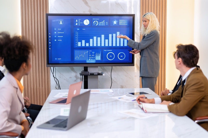 sala konferencyjna z dużym monitorem