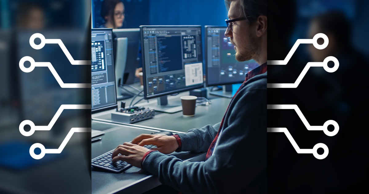 Koder koduje przy komputerze