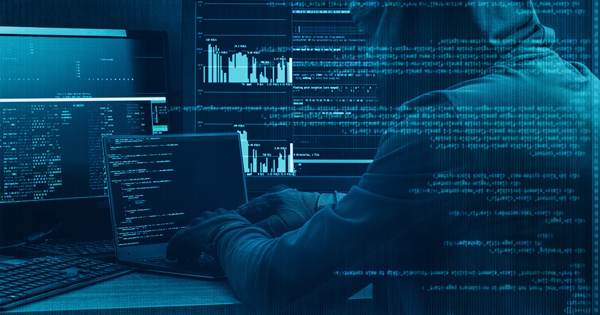 Haker koduje przy komputerze