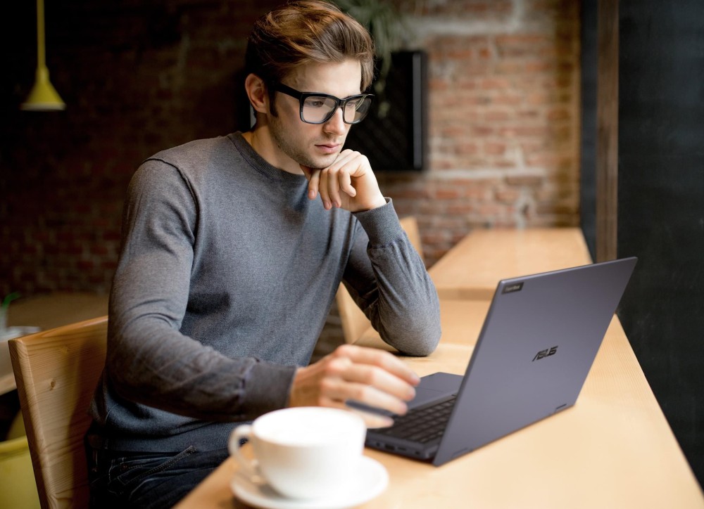 Człowiek pracujący na laptopie